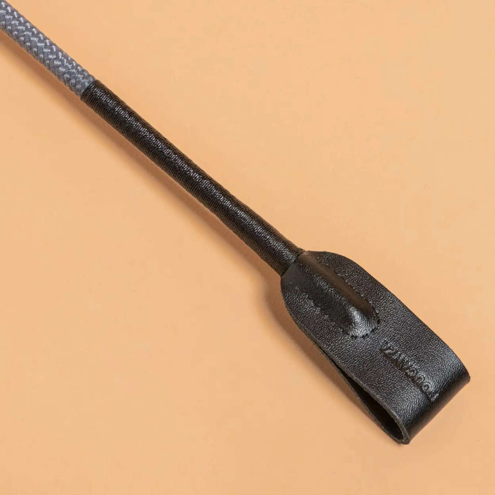 Cravache tressée grise 69 cm pour équitation débutant, matériel de sport équestre disponible au Maroc.